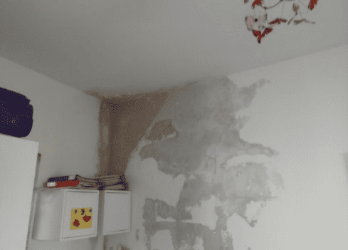 רטיבות בקיר שנגרמה מנזילת מים סמויה