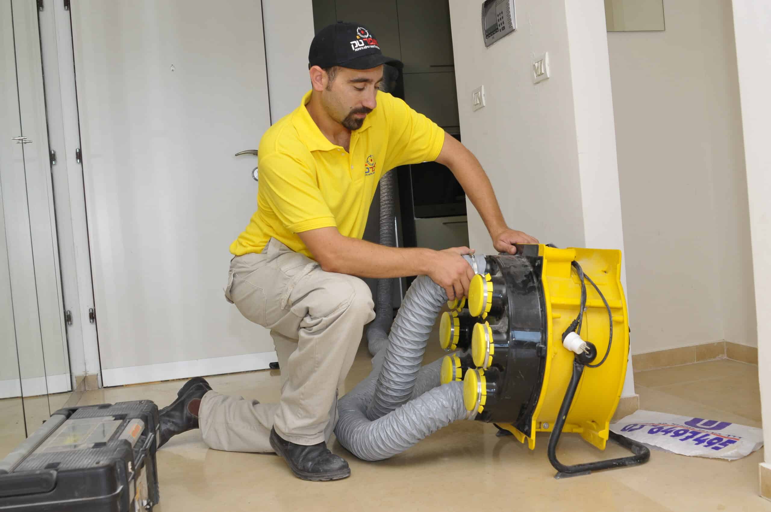 צוות המומחים לייבוש תת רצפתי מתקינים אביזרי ייבוש בדירת לקוח