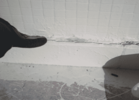 רטיבות מפגש קיר רצפה של מרפסת מרוצפת