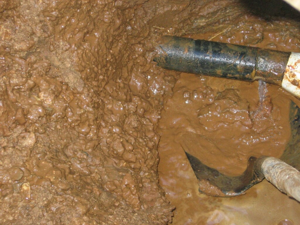 צנרת מים תת קרקעית נוזלת