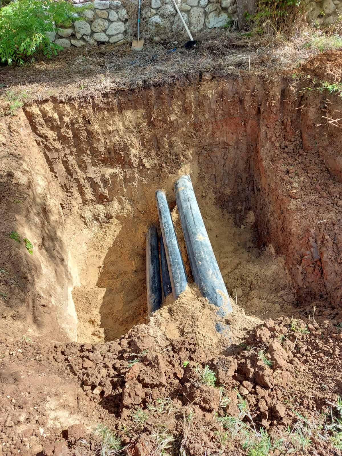 חפירה מדויקת לחשיפת צנרת תת קרקעית לאחר איתור ומיפוי תשתיות