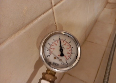 בדיקת לחצים לצנרת אספקת המים של הדירה בדיקת צנרת מים חמים וקרים