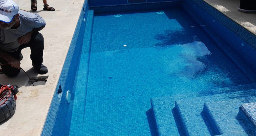 איטום בריכות שחייה