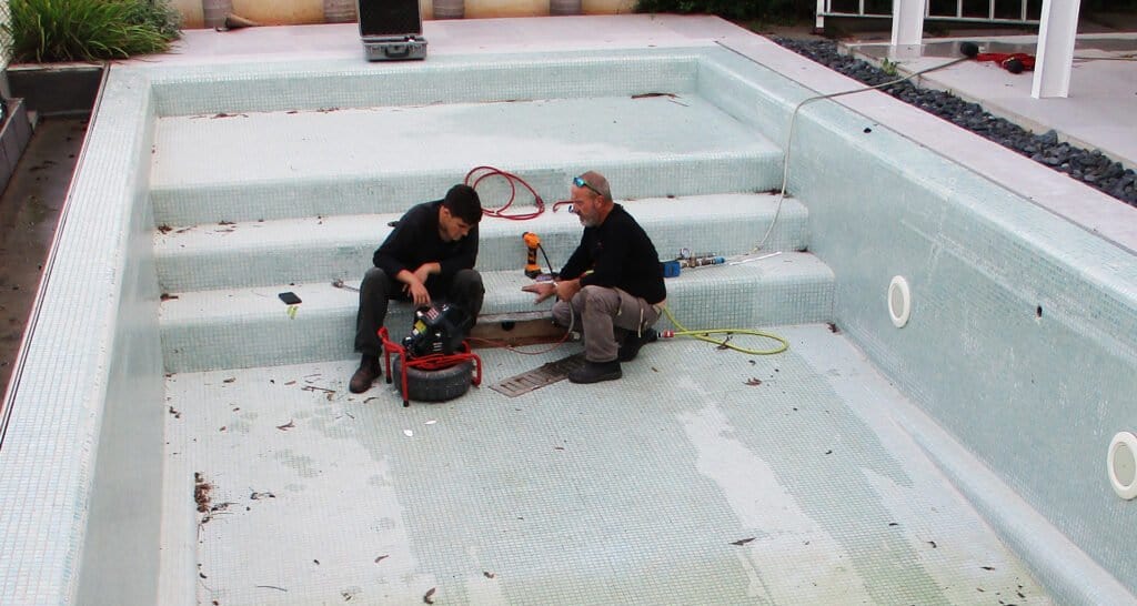 איתור נזילה בבריכה