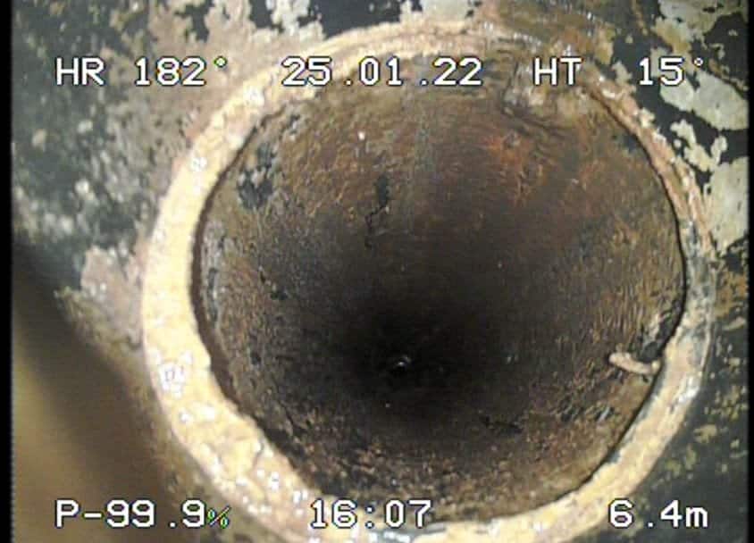 בדיקת עשן לאיתור מקור ריחות רעים – בתמונה עשן שיוצא מצינורות בגג