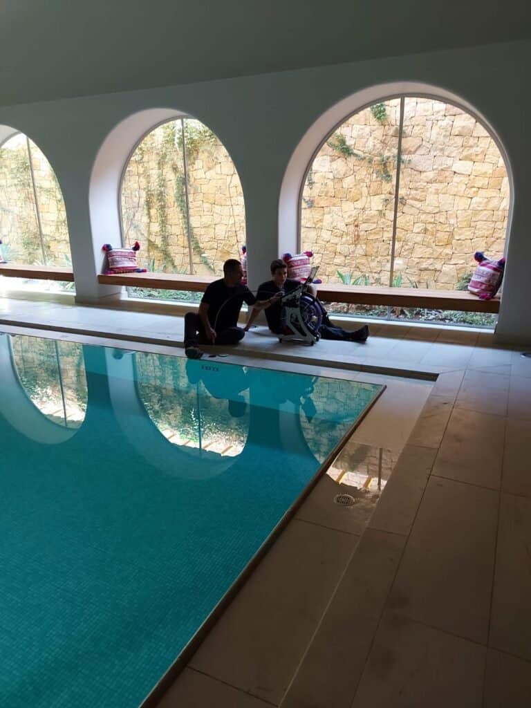 איבוד מים ודליפות במלון שחרות